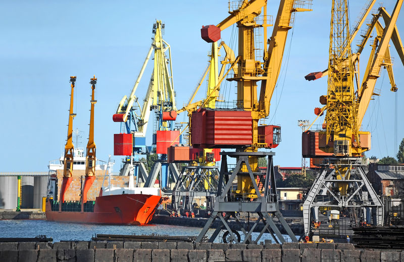 乌克兰奥德萨港口起重机桥下的散货船