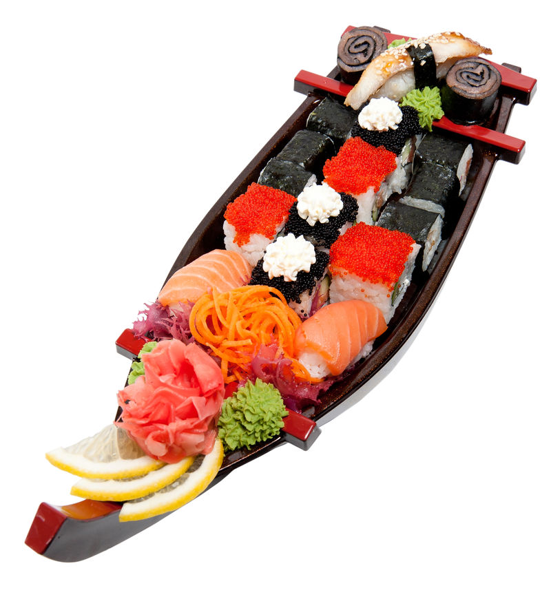 一套寿司在木架上的形式的船