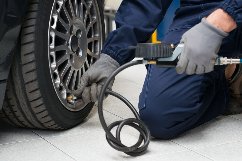 用量规检测轮胎压力的机械装置