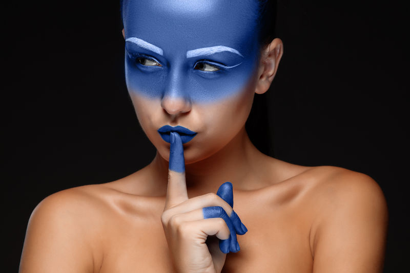 一个涂满蓝色颜料的女人的画像