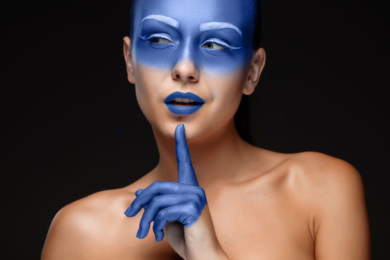 一个涂满蓝色颜料的女人的画像