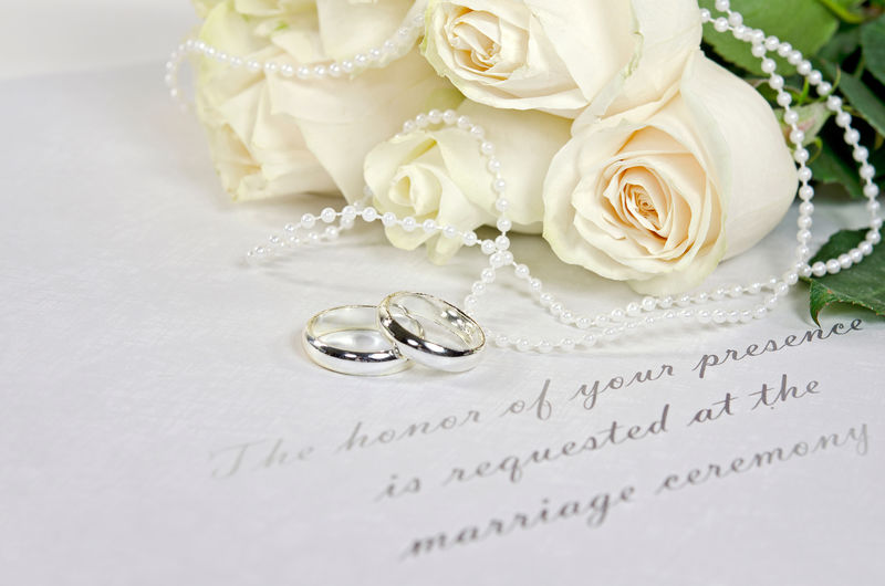 婚礼请柬上的白玫瑰和戒指