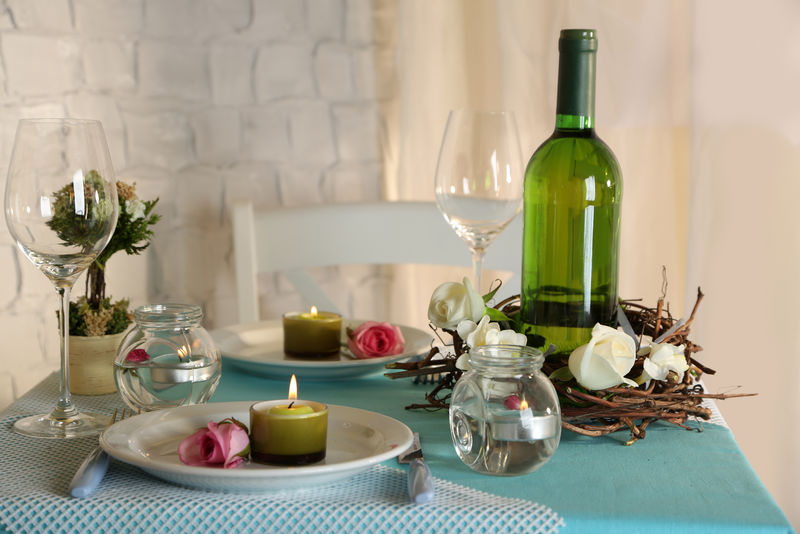 美丽的复活节假日餐桌，蓝色调，