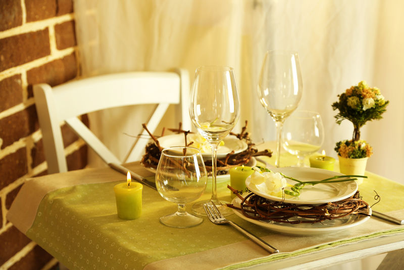 漂亮的绿色复活节餐桌，
