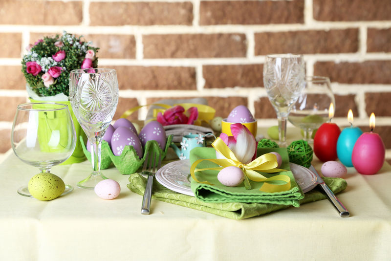 美丽的复活节假日餐桌，明亮的背景