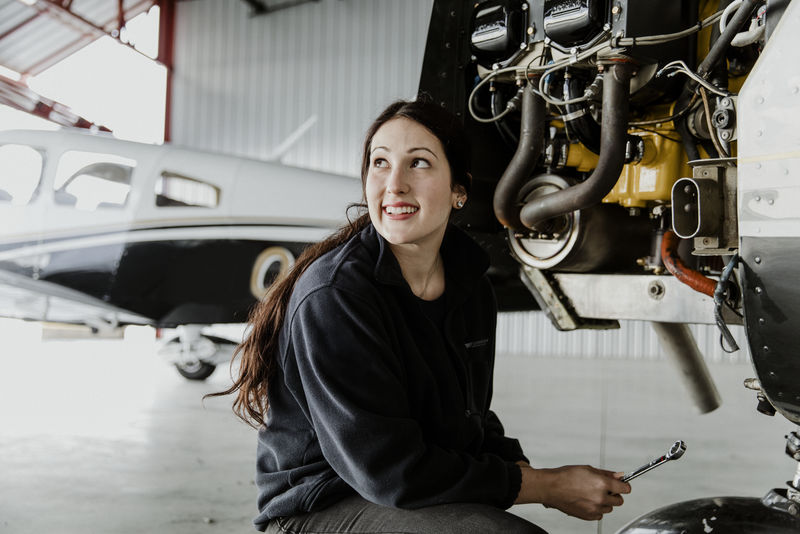 维修发动机的女航空技师