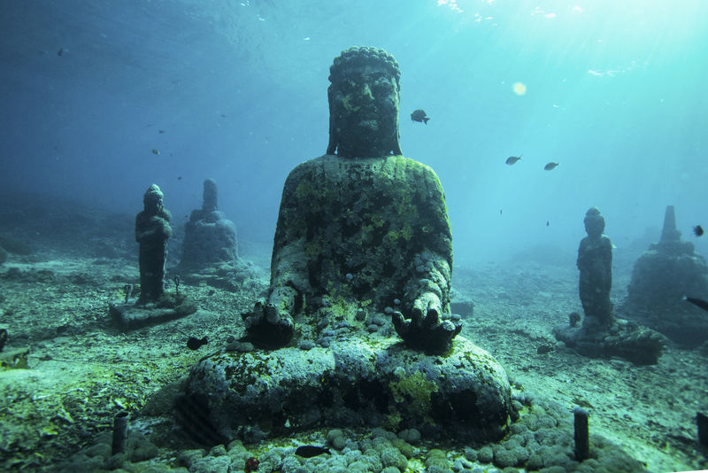 印尼努沙兰邦根岛的水下佛像遗址