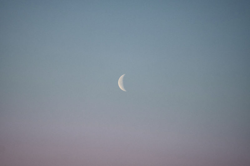 柔和天空上的新月