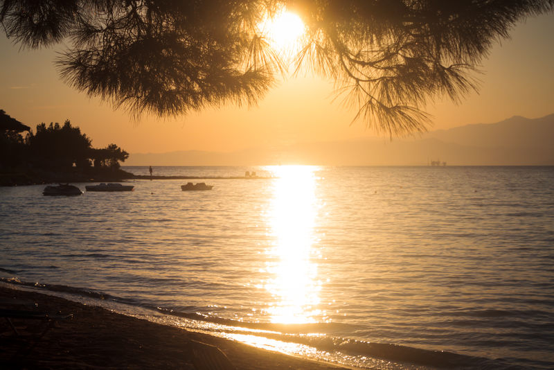 塔索斯岛海滩上的日落