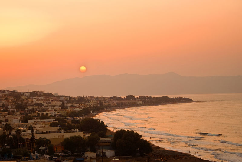 希腊美丽海滩上的日落