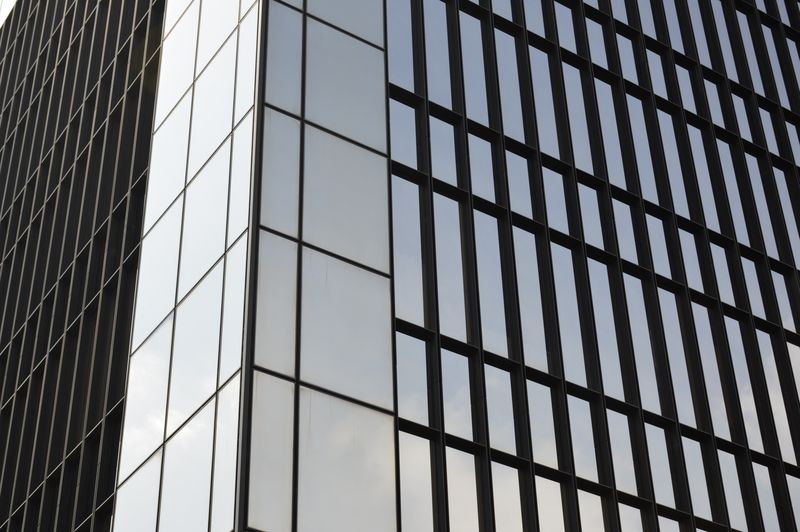 现代摩天大楼的玻璃立面
