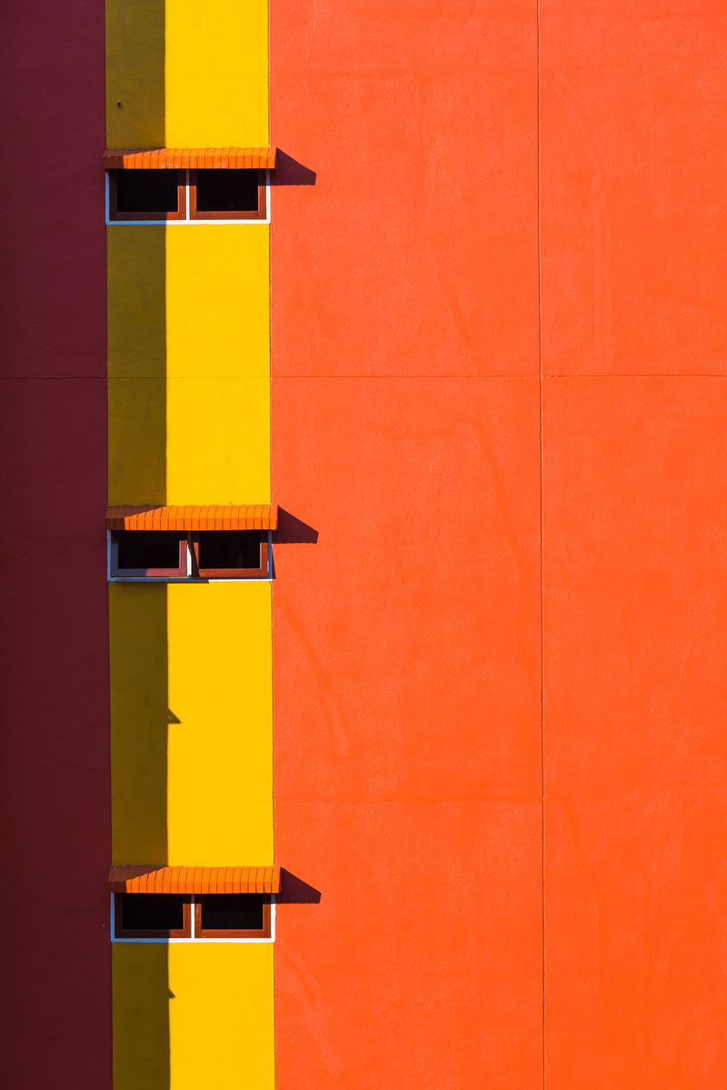 橙色墙壁和窗户