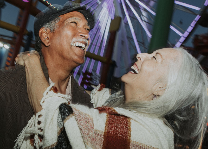 加利福尼亚州圣莫尼卡太平洋公园的一对快乐的老夫妇