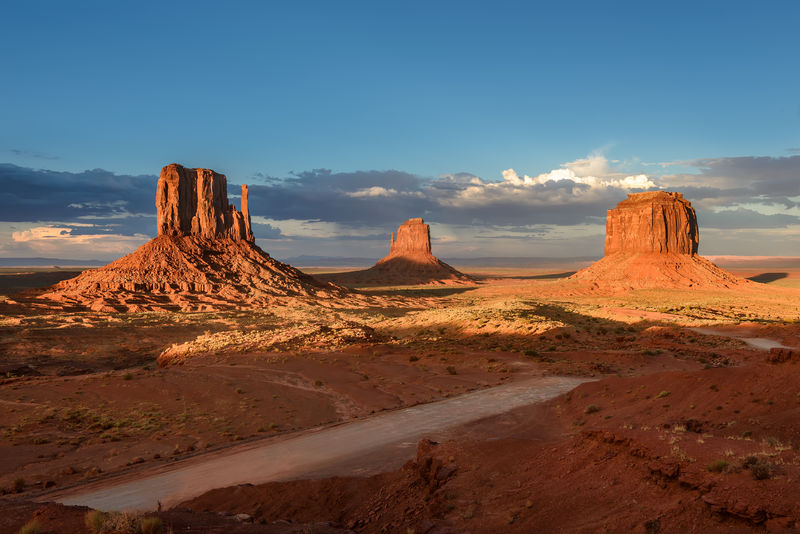 沙漠中的三块石头美国犹他州亚利桑那州纪念碑谷