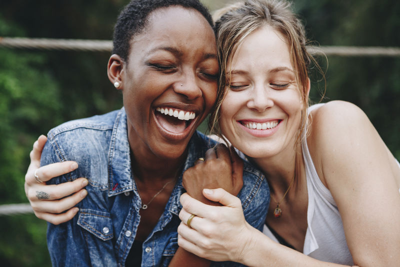 快乐的黑人女人和她的朋友一起笑