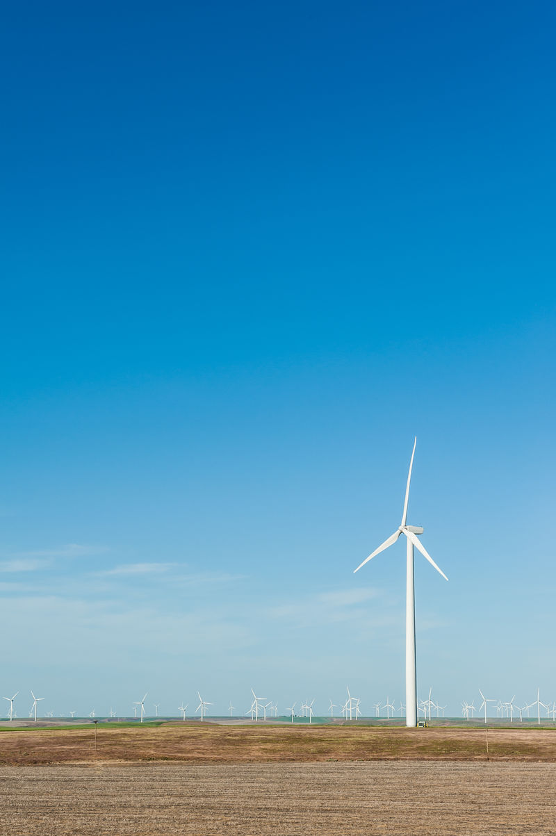 蓝天下的可持续风能发电机；可再生能源