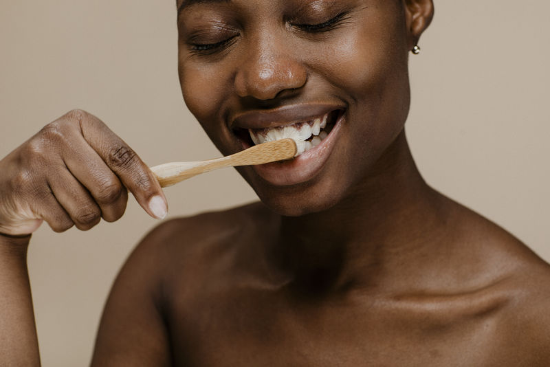 黑人妇女用木牙刷刷牙