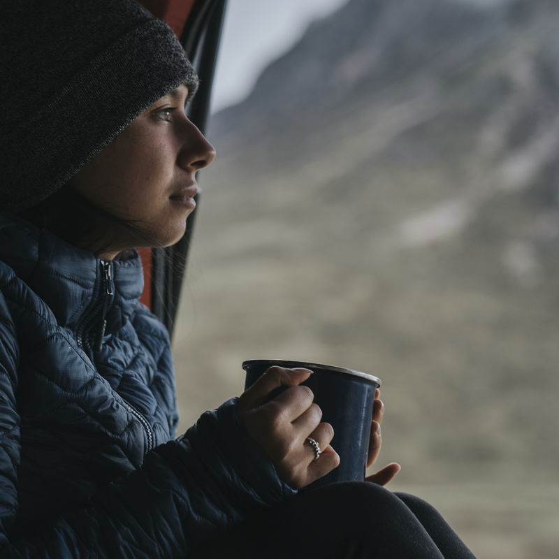 一个女人在露营车里喝着咖啡