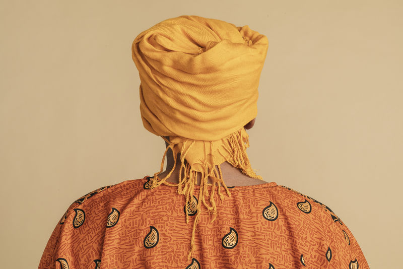 一个戴着黄色头巾的印第安人的后视图