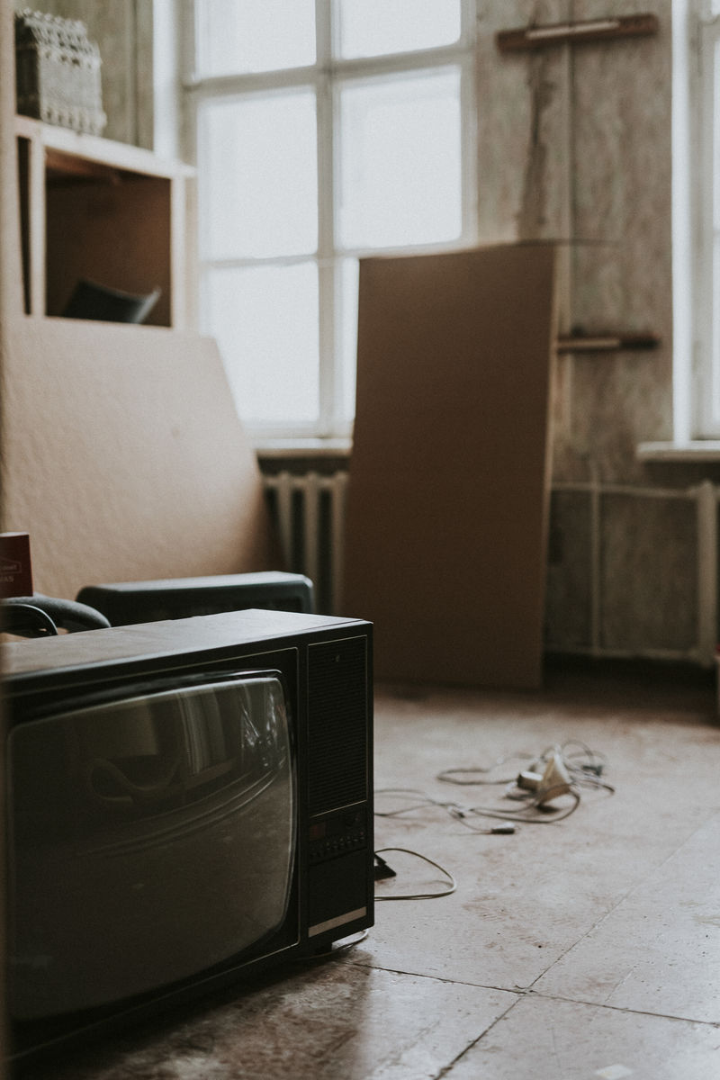 旧房子地板上的电视