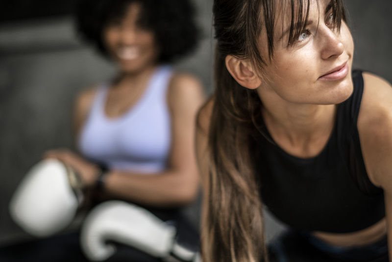 健身房里肌肉发达的运动型女性
