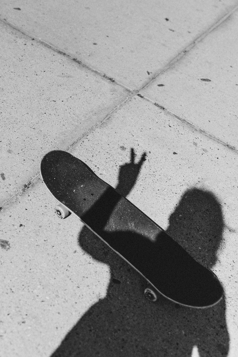 水泥街上滑板手的影子