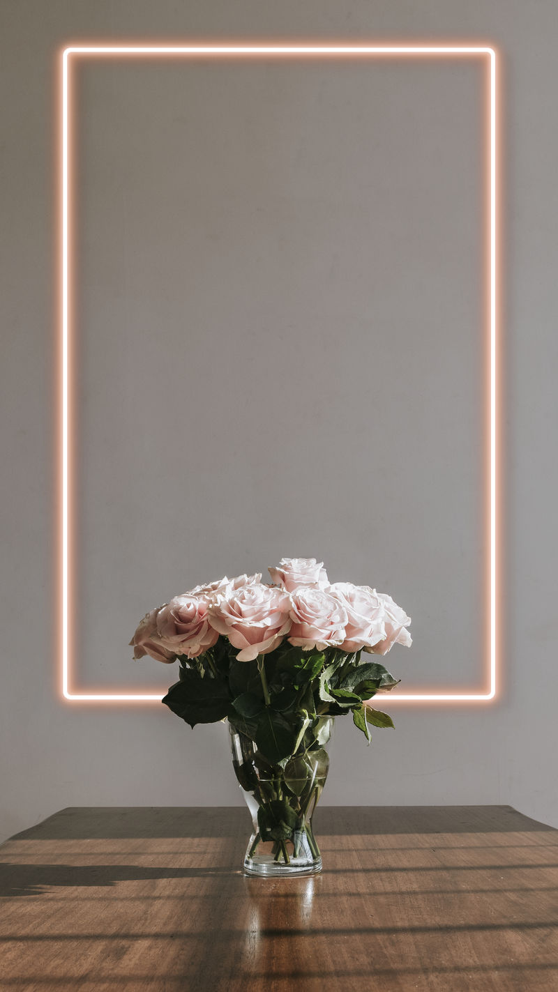 花瓶里的鲜粉色玫瑰手机屏幕壁纸