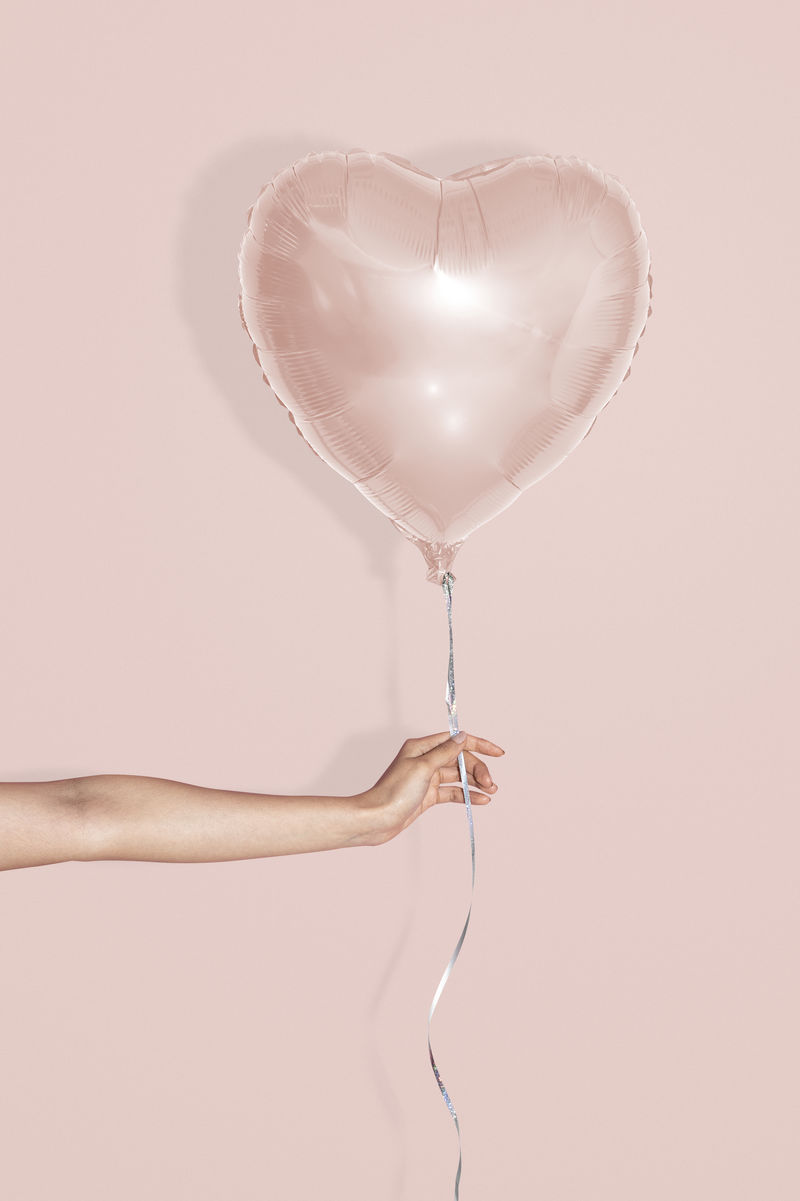 粉红色背景上的心形气球模型