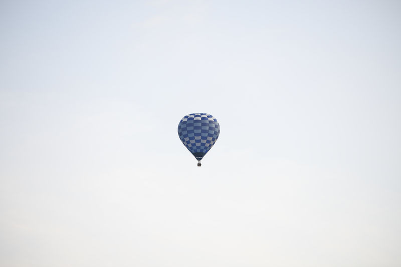 蓝色热气球在空中飞翔