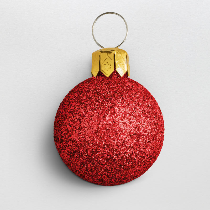一个闪闪发光的红色球圣诞装饰品孤立在灰色的背景上