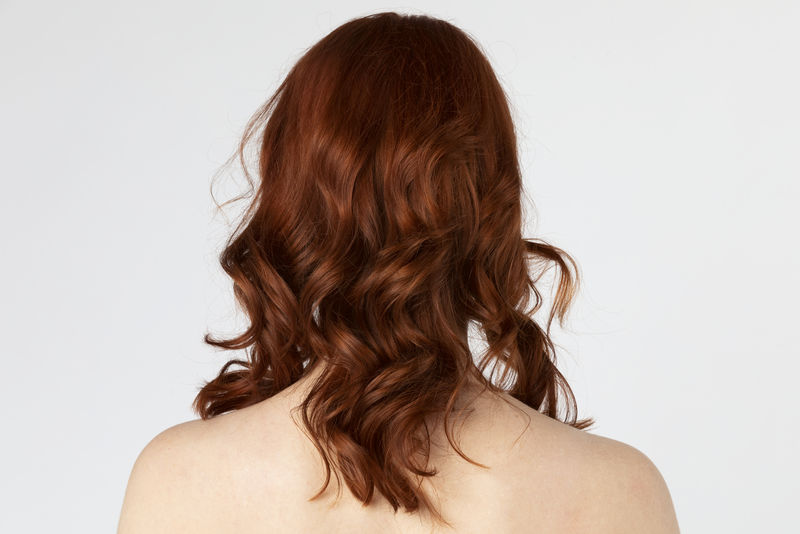 一个红头发女人的后视图