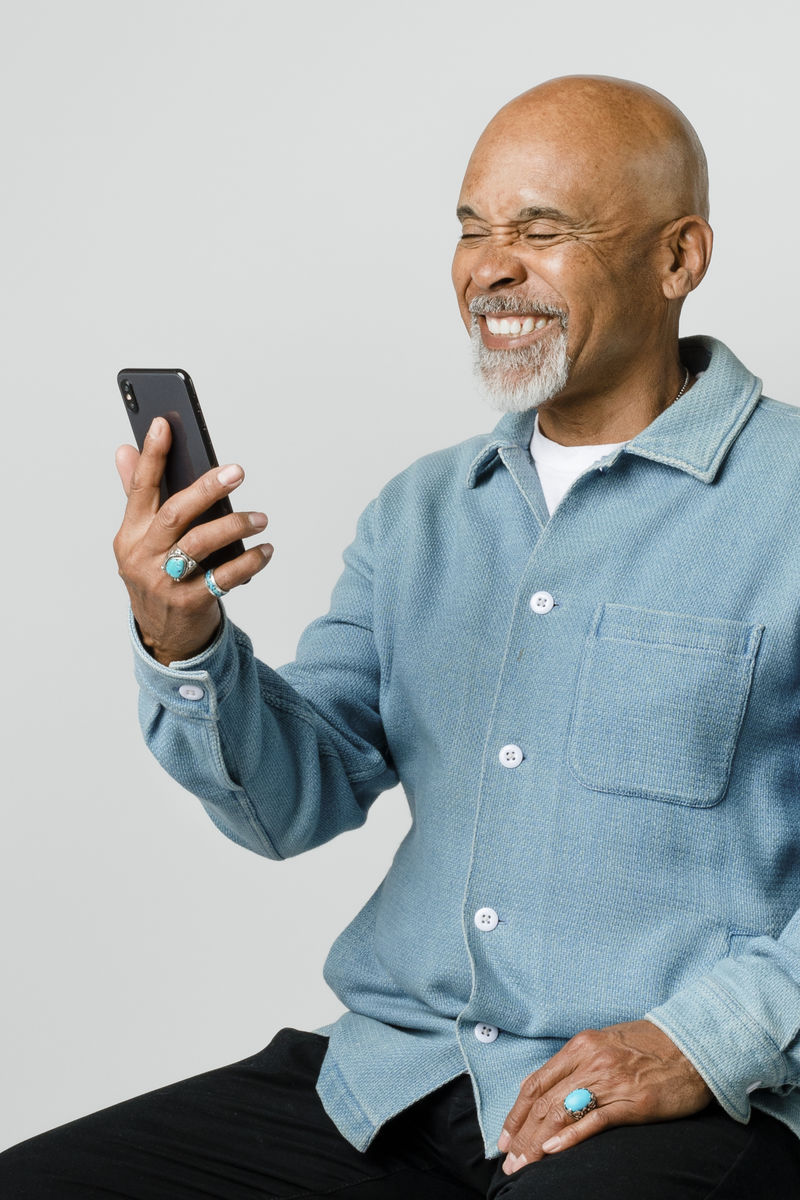 快乐的退休老人在用智能手机
