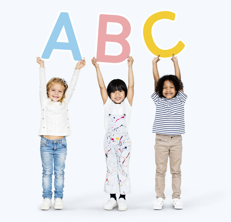 多样化快乐的孩子学习ABC