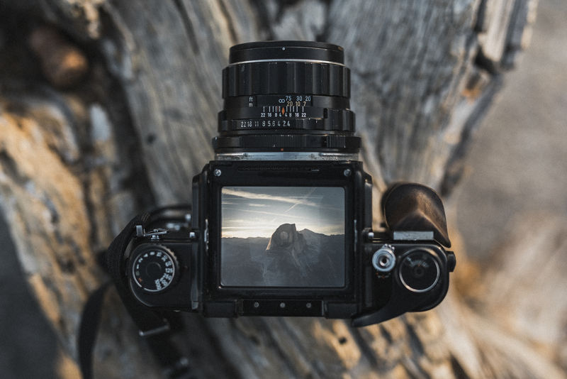 美国约塞米蒂国家公园半圆顶的复古相机