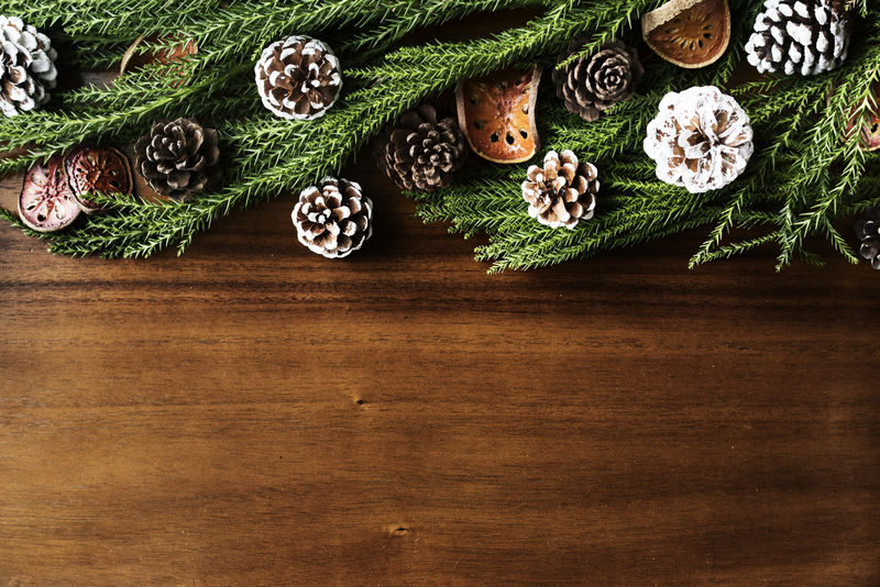 木质背景上的圣诞装饰品带有设计空间