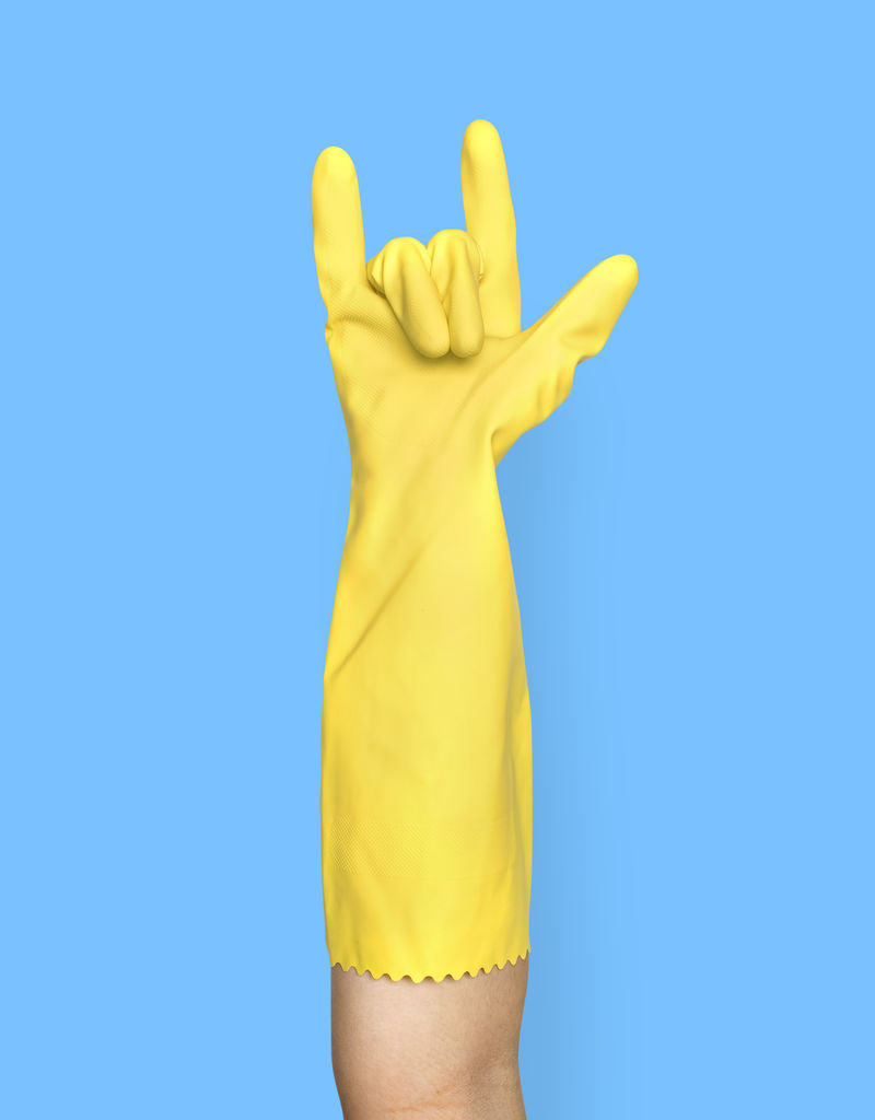 手戴黄色清洁手套手势