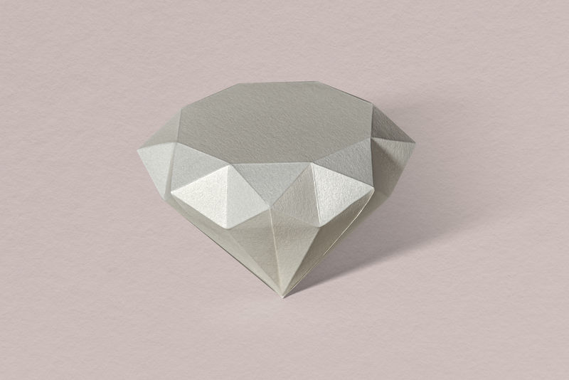 暗粉色背景上的3D银色钻石形状的纸工艺品