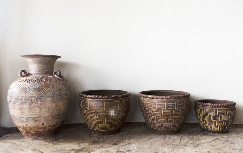 靠墙手工制作的古董陶器
