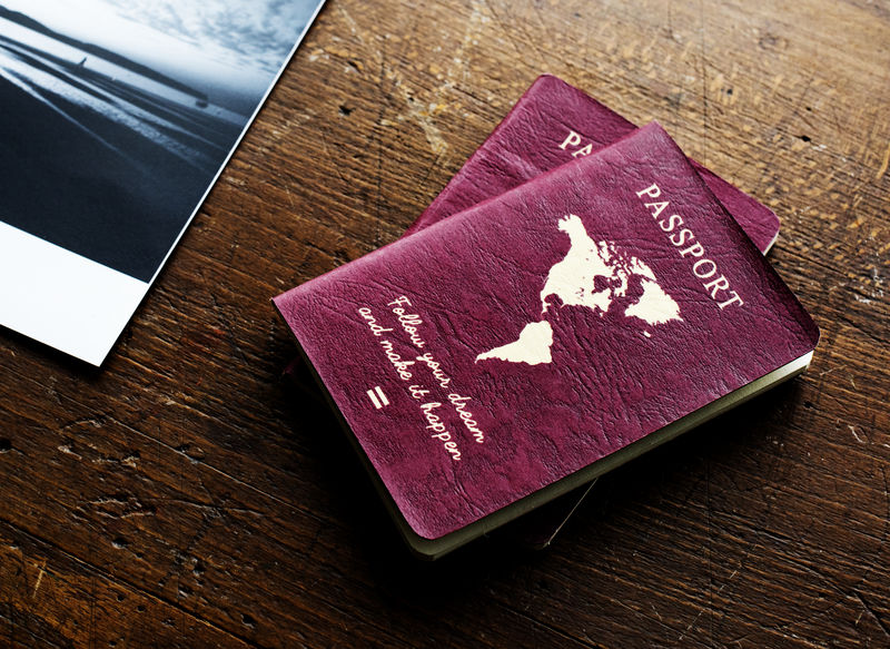 木桌上的护照