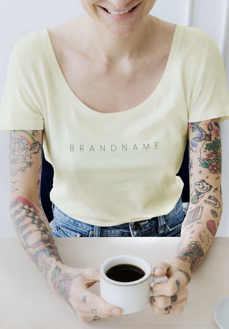 微笑的纹身女人喝着一杯咖啡模型