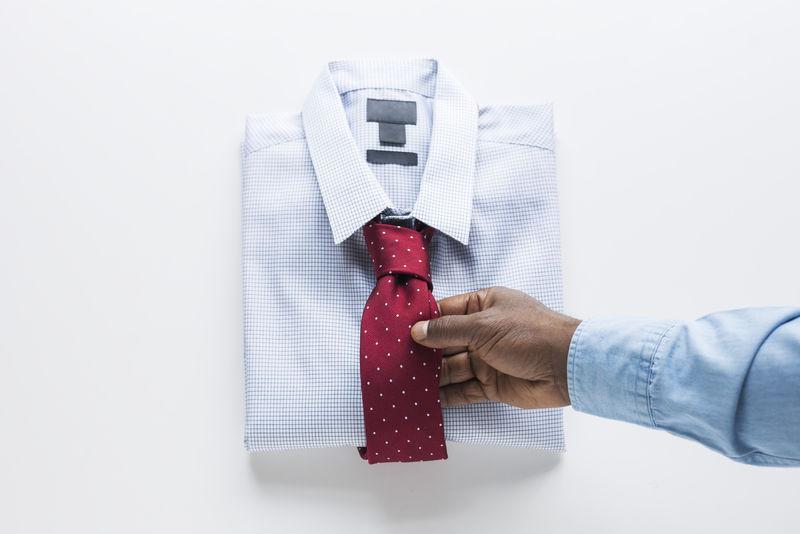 折叠男式衬衫和领带