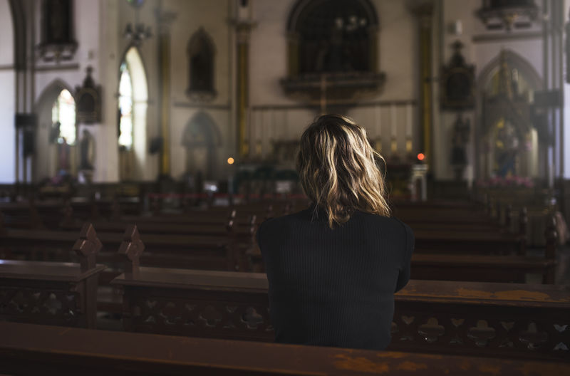 在教堂祈祷的女人