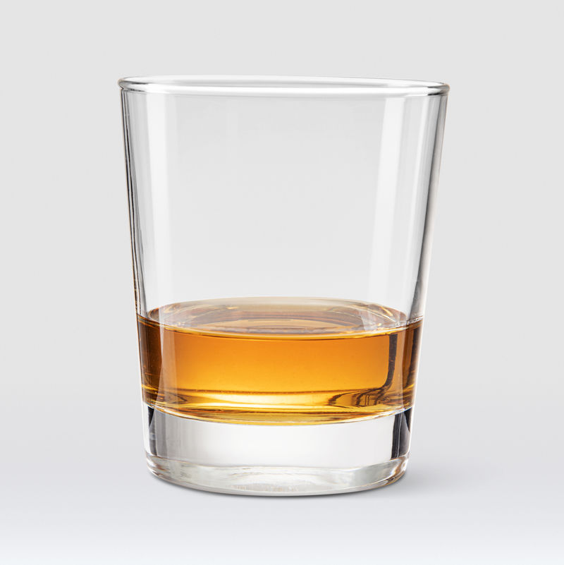 白色背景的苏格兰威士忌模型