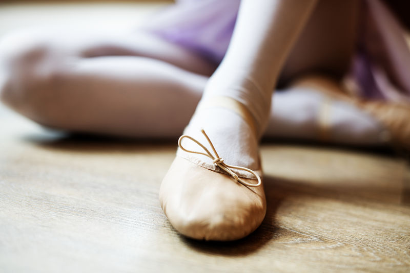 女孩芭蕾舞鞋的特写镜头