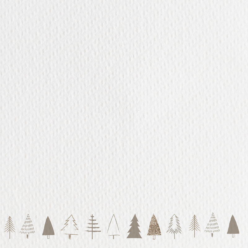 白色背景上的金银圣诞树装饰品