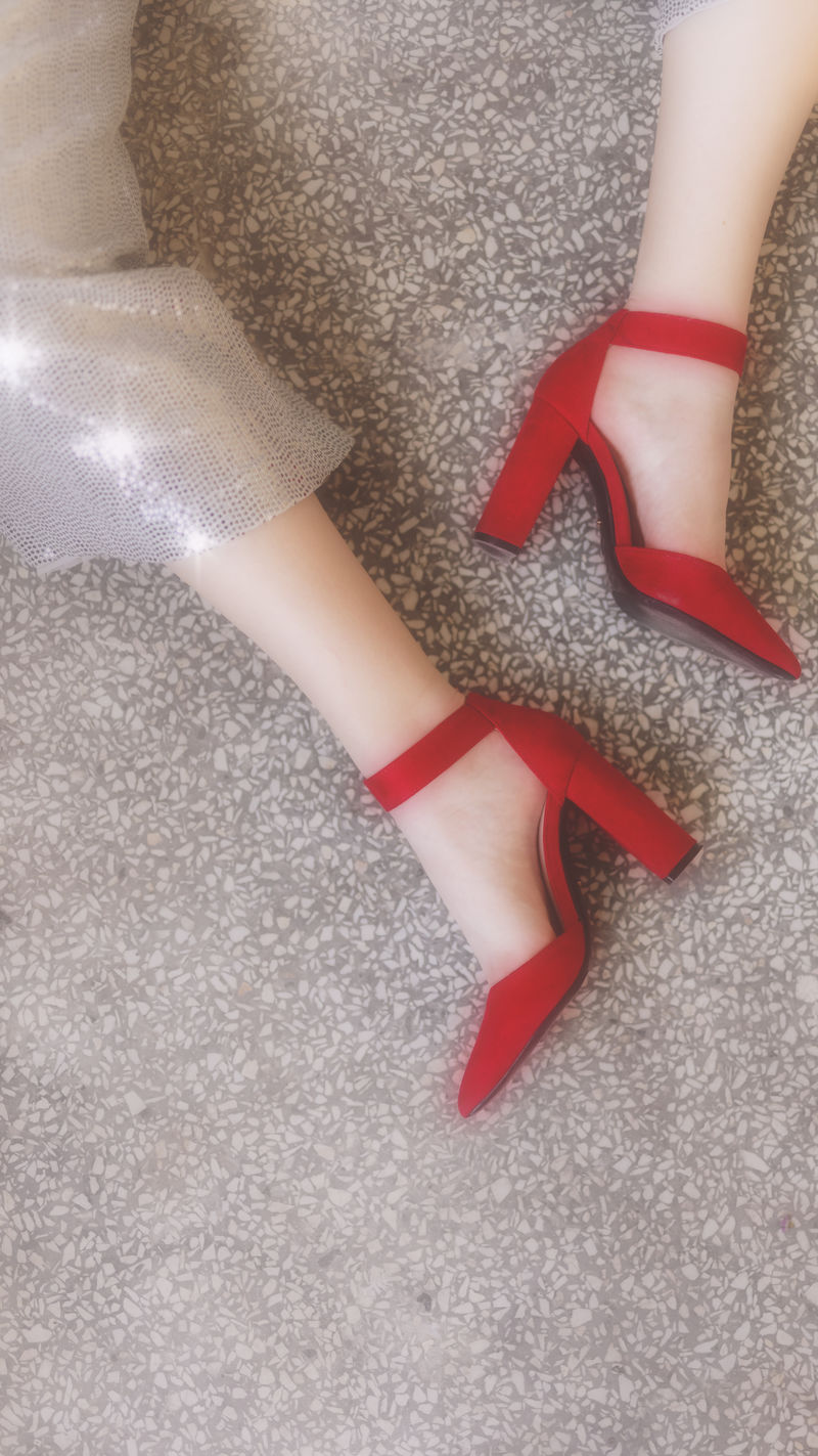 穿红色高跟鞋的时髦女人