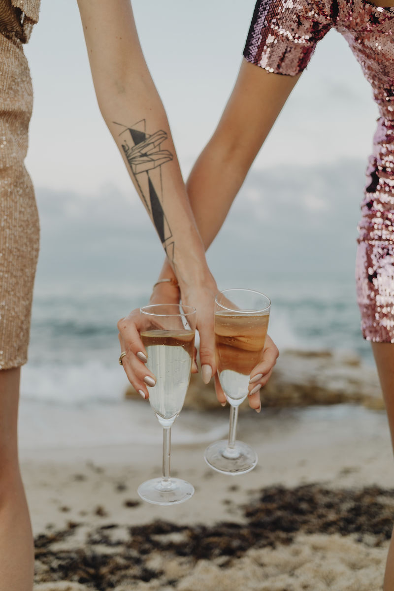在海滩上喝着香槟的女人