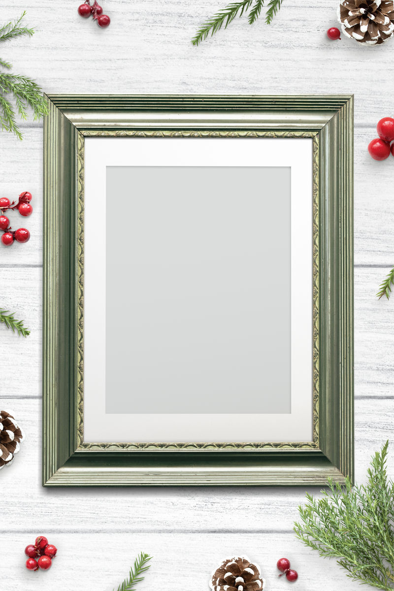 经典的绿色框架模型白色木质背景上有圣诞装饰