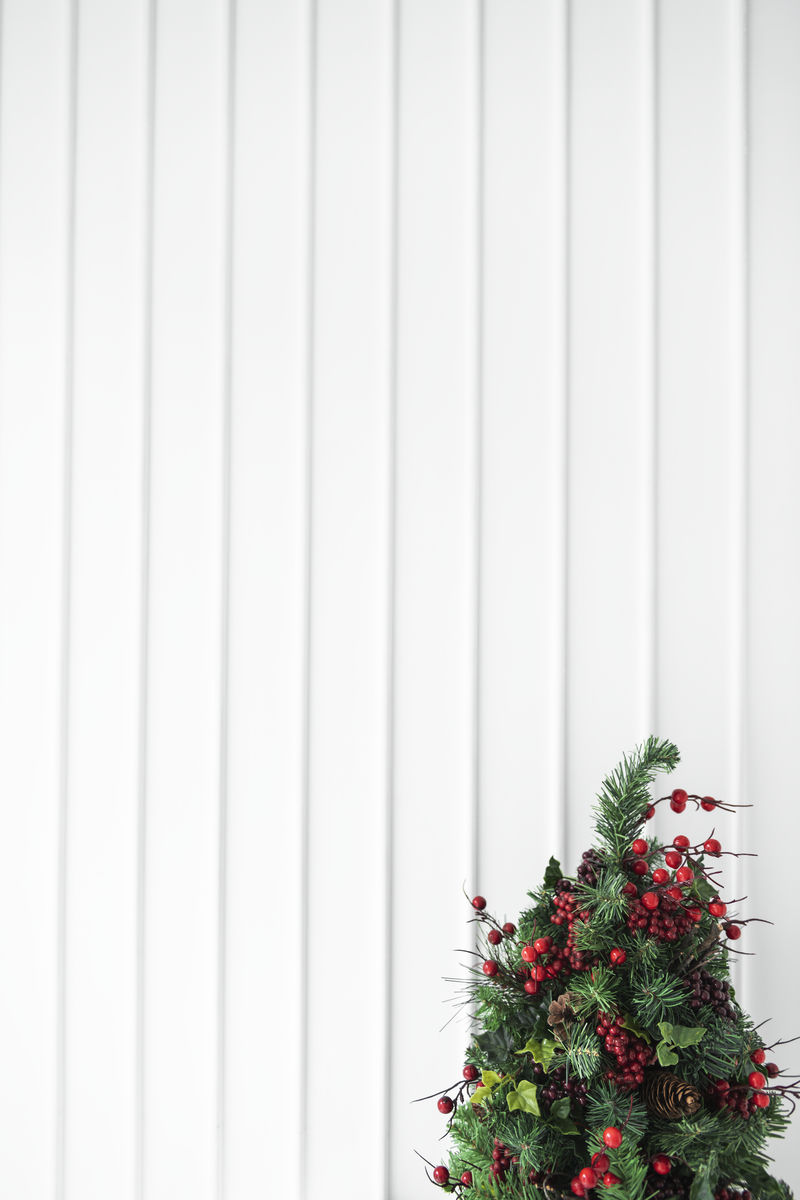 白色墙板装饰圣诞树