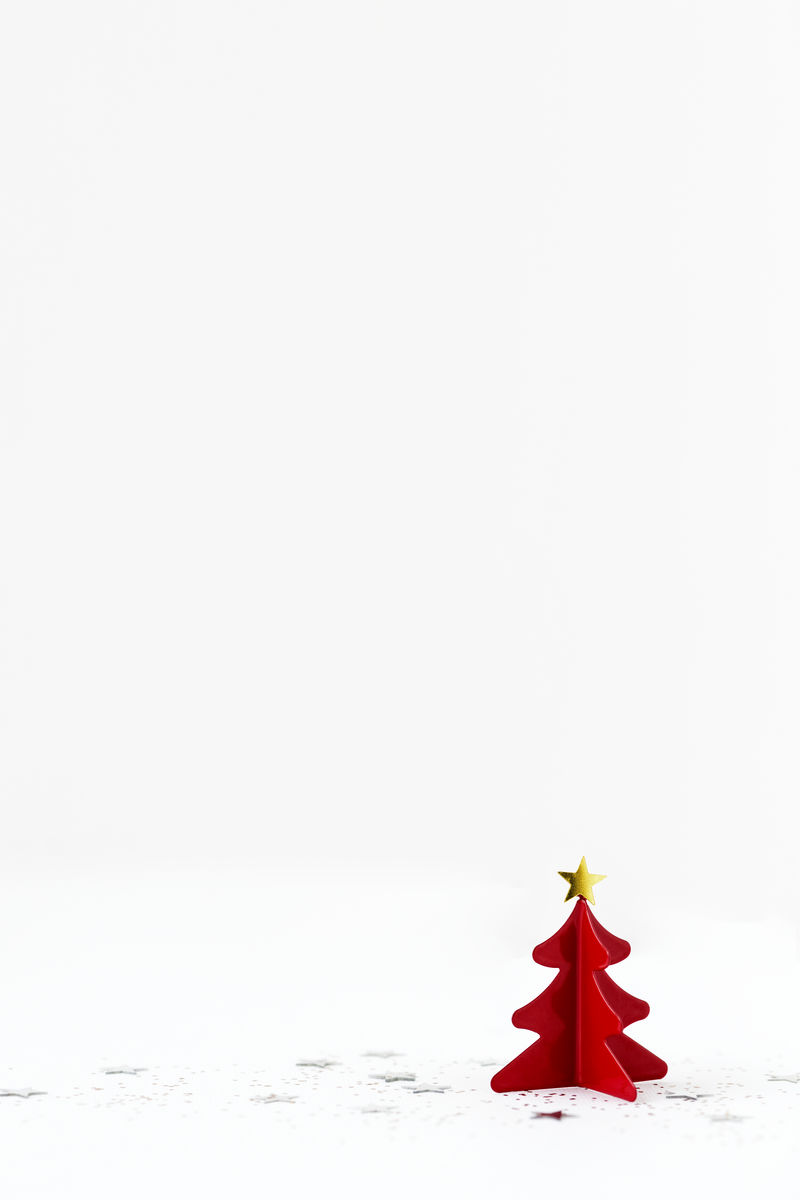 白色背景上的节日红色圣诞树装饰